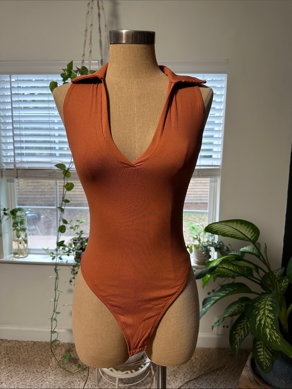 Sleeveless Collared V-Neck Bodysuit in Rust